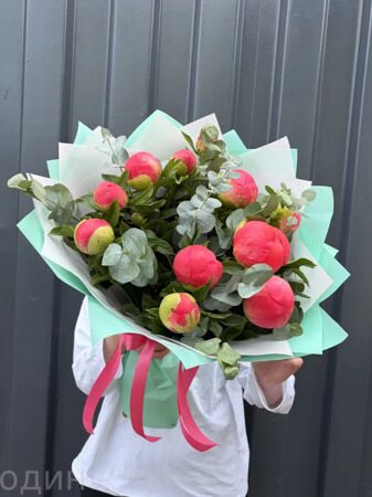 Букет из 11 коралловых пионов с эвкалиптом