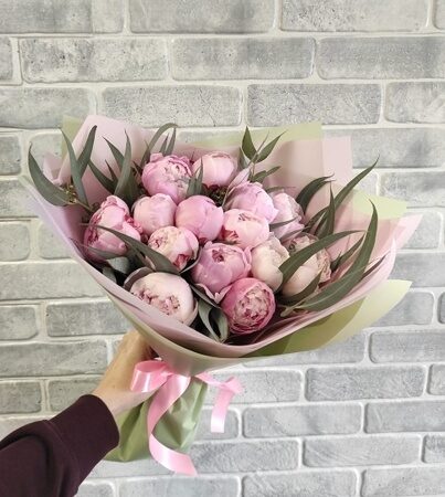 Букет из 13 розовых пионов