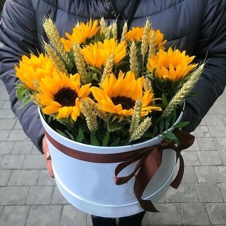 Подсолнухи в шляпной коробке