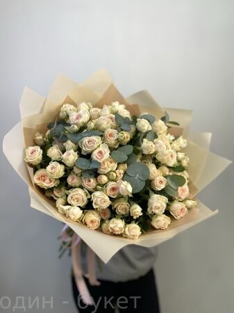 Букет из 29 кустовых роз с эвкалиптом