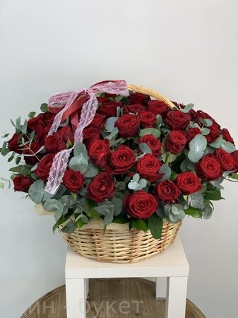 Корзина из 75 красных роз с эвкалиптом