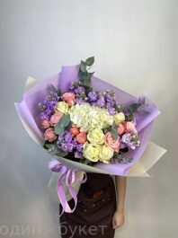 Букет маттиолы, гортензии и роз