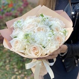 Букет пионовидных роз и маттиолы